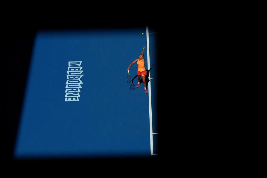 La statunitense Coco Vandeweghe al servizio agli Australian Open di Melbourne (Getty Images) 